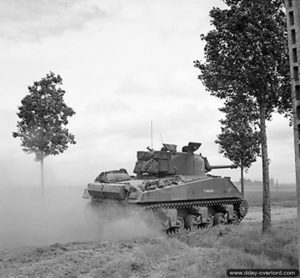 11 juin 1944 : un char Sherman Firefly du 24th Lancers dans le secteur de Saint-Léger. Photo : IWM