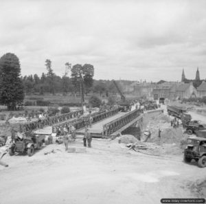 4 juillet 1944 : un pont Bailey construit par la 72nd Field Company des Royal Engineers au-dessus de la ligne ferroviaire Paris-Cherbourg à Saint-Loup-Hors, au sud-ouest de Bayeux. Photo : IWM