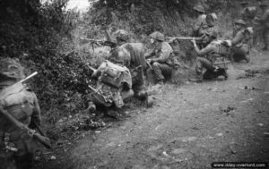26 juin 1944 : des soldats du 6th Royal Scots Fusiliers, 15th (Scottish) Division, en position d’appui le long d’une haie avec une mitrailleuse Bren pendant l’opération Epsom dans le secteur de Saint-Manvieu-Norrey. Photo : IWM
