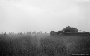 26 juin 1944 : des soldats du 6th Royal Scots Fusiliers de la 15th (Scottish) Division appuyés par un char Cromwell du 9th Royal Tank Regiment au début de l’opération Epsom près de Saint-Manvieu-Norrey. Photo : IWM