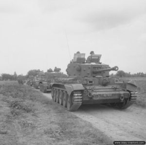 26 juin 1944 : un char Cromwell de commandement baptisé « Taureg II » de la 11th Armoured Division devant un char Centaur (équipé d’un faux canon) et deux chars Sherman pendant l’opération Epsom dans le secteur de Saint-Manvieu-Norrey. Photo : IWM