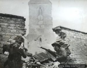 26 juin 1944 : des soldats du 6th Battalion du Royal Scots Fusiliers surveillent les ruines de Saint-Manvieu. Photo : IWM
