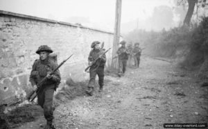 26 juin 1944 : des éléments de la 12ème section de la B Company, 6th Royal Scots Fusiliers, 15th (Scottish) Division, entrent dans Saint-Manvieu dans le cadre de l’opération Epsom. Photo : IWM