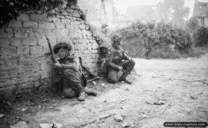 26 juin 1944 : des éléments de la 12ème section de la B Company, 6th Royal Scots Fusiliers, 15th (Scottish) Division, entrent dans Saint-Manvieu dans le cadre de l’opération Epsom. Photo : IWM