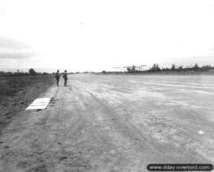 Un avion de reconnaissance Piper L-4 décolle sur la piste de l’aérodrome ALG A-1 de Saint-Pierre-du-Mont. Photo : US National Archives