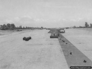 Des sapeurs du 834th EAB mettent en place les bandes de SMT afin de renforcer la piste de l’aérodrome ALG A-1 de Saint-Pierre-du-Mont. Photo : US National Archives