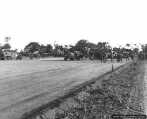 Des chasseurs P-47 D du 366th Fighter Group sont ravitaillés sur la piste de l’aérodrome ALG A-1 de Saint-Pierre-du-Mont. Photo : US National Archives