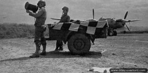 11 juin 1944 : le caporal Paul Stock (à gauche) coordonne les mouvements aériens sur l’aérodrome ALG A-1 de Saint-Pierre-du-Mont. Photo : US National Archives