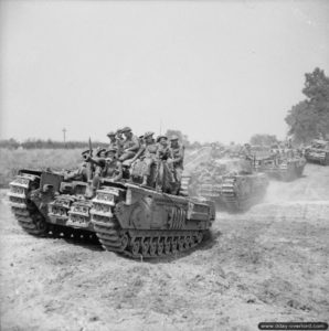 3 août 1944 : des chars Churchill transportant des soldats du Royal Scots Fusiliers progressent en direction de Saint-Pierre-Tarentaine. Photo : IWM