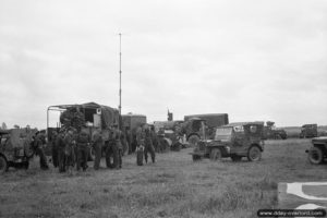 10 juin 1944 : des personnels au sol de la 144th Wing attendent l’arrivée des appareils de l’escadrille sur l’ALG B-3 de Sainte-Croix-sur-Mer. Photo : IWM