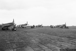 10 juin 1944 : les chasseurs Spitfire appartenant à la 144th Wing à leur arrivée sur l’aérodrome ALG B-3 de Sainte-Croix-sur-Mer. Photo : IWM