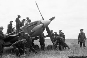 10 juin 1944 : des mécaniciens ravitaillent un Spitfire de la 144th Wing sur l’aérodrome ALG B-3 de Sainte-Croix-sur-Mer. Photo : IWM