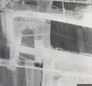 12 juin 1944 : photographie aérienne de l’aérodrome ALG B-3 de Sainte-Croix-sur-Mer, 23 chasseurs Spitfire sont visibles. Photo : IWM