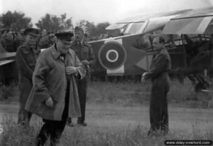 23 juillet 1944 : le Premier Ministre Winston Churchill sur l’ALG B-3 de Sainte-Croix-sur-Mer, devant un appareil Fieseler Storch pris aux Allemands. Photo : IWM