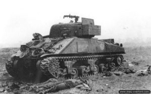 9 août 1944 : un char Sherman polonais dont une partie de l’équipage a été exécutée par les soldats de la 12. SS-Panzer-Division Hitlerjugend ce même jour dans le secteur de Soignolles. Photo : IWM