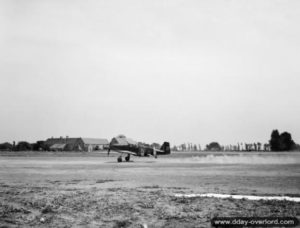 Un chasseur P-51 Mustang Mk I du 168th Squadron décolle de l’aérodrome ALG B-8 de Sommervieu. Photo : IWM