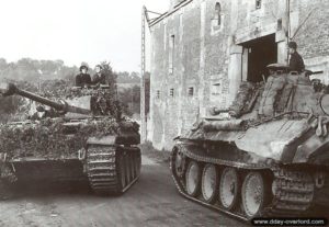 Deux chars Panther en déplacement dans la localité de Soumont-Saint-Quentin près de Potigny. Photo : Bundesarchiv