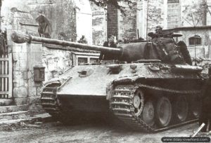 Un char Panther de commandement dans la localité de Soumont-Saint-Quentin près de Potigny. Photo : Bundesarchiv
