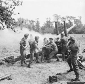 Juin 1944 : un canon de campagne 4.5 inch de la 211 Battery, 64th Medium Regiment du Royal Artillery dans le secteur de Tilly-sur-Seulles. Photo : IWM
