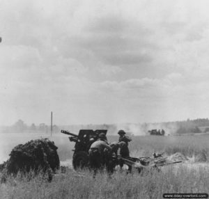 17 juin 1944 : des canons de campagne 25-Pounder en action pendant l’attaque de Tilly-sur-Seulles. Photo : IWM