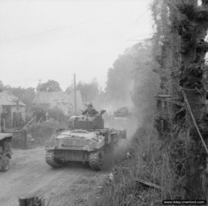 13 juin 1944 : un char Sherman Crab progresse dans les ruines de Tilly-sur-Seulles. Photo : IWM
