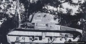 Juin 1944 : un char léger Tetrarch baptisé « Apple Sammy » dans le secteur de Touffreville et appartenant au 6th Airborne Armoured Reconnaissance Regiment. Il a très certainement été détruit le 7 juin 1944, date à laquelle le 6th AARC a perdu deux de ces engins (un touché par une mine, l’autre détruit par un canon automoteur allemand). Photo : DR