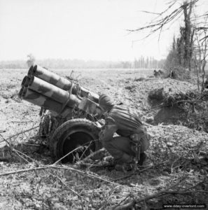 20 août 1944 : un soldat allié inspecte un exemplaire de lance-roquettes Nebelwerfer laissé en place dans le secteur de Troarn par les Allemands. Photo : IWM