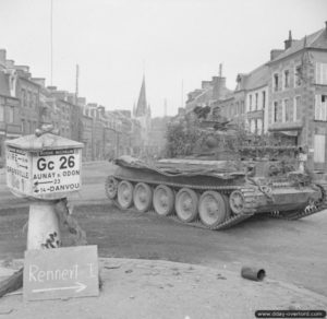 15 août 1944 : un char Cromwell appartenant au 2nd Northamptonshire Yeomanry, 11th Armoured Division, traverse la localité de Vassy. Photo : IWM
