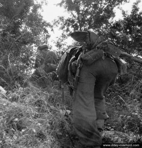 18 juillet 1944 : un soldat du Highland Light Infantry progresse près de Vaucelles. Photo : Archives Canada