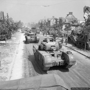 7 août 1944 : des chars Churchill Avre traversent la localité de Vaucelles. Photo : Archives Canada