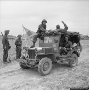 19 juillet 1944 : une Jeep médicalisée évacue des soldats blessés canadiens vers un poste de secours régimentaire. Photo : Archives Canada