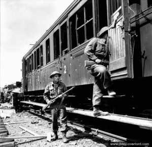 18 juillet 1944 : des soldats canadiens fouillent un wagon dans la gare de Vaucelles. Photo : Archives Canada