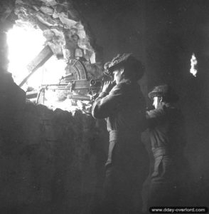 23 juillet 1944 : des soldats du Regina Rifles Regiment notamment armés d’une mitrailleuse Bren dans Vaucelles. Photo : Archives Canada