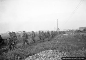25 juillet 1944 : des soldats canadiens progressent au sud de Vaucelles à l’aube. Photo : Archives Canada