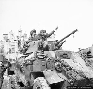Juillet 1944 : des soldats canadiens du 17th Duke of York’s Royal Canadian Hussars de Montréal posent avec des Humber Armored Cars Mk IV devant l’abbaye de Vaucelles. Photo : Archives Canada