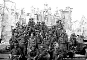 Juillet 1944 : des soldats canadiens du 17th Duke of York’s Royal Canadian Hussars de Montréal posent avec des Humber Armored Cars Mk IV devant l’abbaye de Vaucelles. Photo : Archives Canada