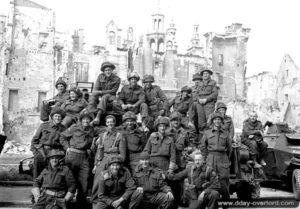 Juillet 1944 : des soldats canadiens du 17th Duke of York’s Royal Canadian Hussars de Montréal posent avec des Humber Armored Cars Mk IV devant l’abbaye de Vaucelles. Photo : Archives Canada