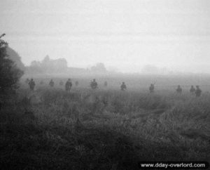 Juin 1944 : des soldats du 6th Durham Light Infantry progressent en direction des villages de Hottot et de Verrières, appuyés par l’artillerie de la 50th Infnatry Division et par des chasseurs Typhoons de la Royal Air Force. Photo : IWM