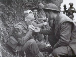 14 juin 1944 : le sergent Ingram du 6th Durham Light Infantry est soigné à l’antenne médicale régimentaire dans le secteur de Verrières. Photo : IWM