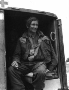 14 juin 1944 : le Major Renton « Spike » Galloway du 6th Durham Light Infantry, blessé au bras pendant les combats à Verrières. Il est tué le 12 août par un obus allemand au Plessis-Grimoult. Photo : IWM