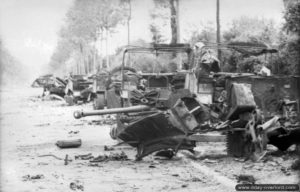 Une colonne de véhicules et d’armements détruits dans le secteur de Villers-Bocage. Photo : IWM