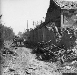 4 août 1944 : un char Sherman Crab et d’autres véhicules détruits dans Villers-Bocage. Photo : IWM