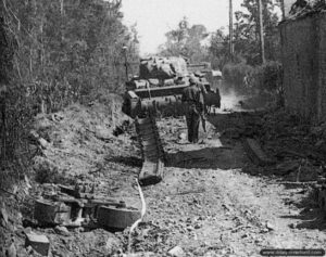 4 août 1944 : un char Sherman Crab et d’autres véhicules détruits dans Villers-Bocage. Photo : IWM