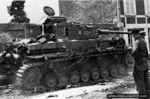 Le char Panzer IV J Tigre I « 634 » du 6. Panzer-Lehr-Regiment 130 dans les ruines de Villers-Bocage. Photo : Bundesarchiv