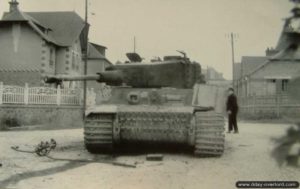 Un char Panzer IV Tigre I détruit dans Villers-Bocage au croisement entre les rues Jeanne Bacon et Emile Samson par un canon antichar de 57 mm. Photo : DR