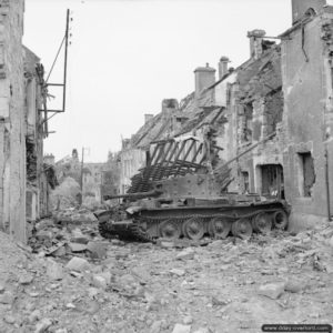 5 août 1944 : un char Cromwell d’observation d’artillerie détruit, commandé par le capitaine Paddy Victory du 5th Royal Horse Artillery, 7th Armoured Division, dans les ruines de Villers-Bocage. Photo : Bundesarchiv