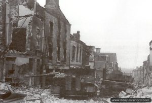 L’épave d’un char Panzer IV Tigre I du second bataillon du Panzer-Lehr-Regiment 130 dans les ruines de Villers-Bocage. Photo : Bundesarchiv