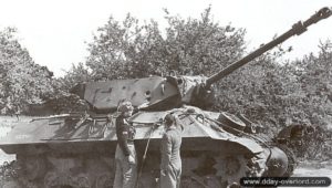 Un chasseur de chars M10 Wolverine détruit près de Villers-Bocage est examiné par des officiers de la Heer. Photo : Bundesarchiv