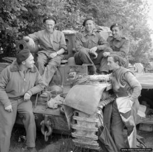 17 juin 1944 : le capitaine L. Cotton avec l’équipage de son char Cromwell Mk VI du 4th County of London Yeomanry, 7th Armoured Division dans le secteur de Villers-Bocage. Photo : IWM