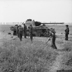 4 août 1944 : des sapeurs du Royal Engineers recherchent d’éventuelles mines à proximité d’un char Panther près de Villers-Bocage. Photo : IWM
